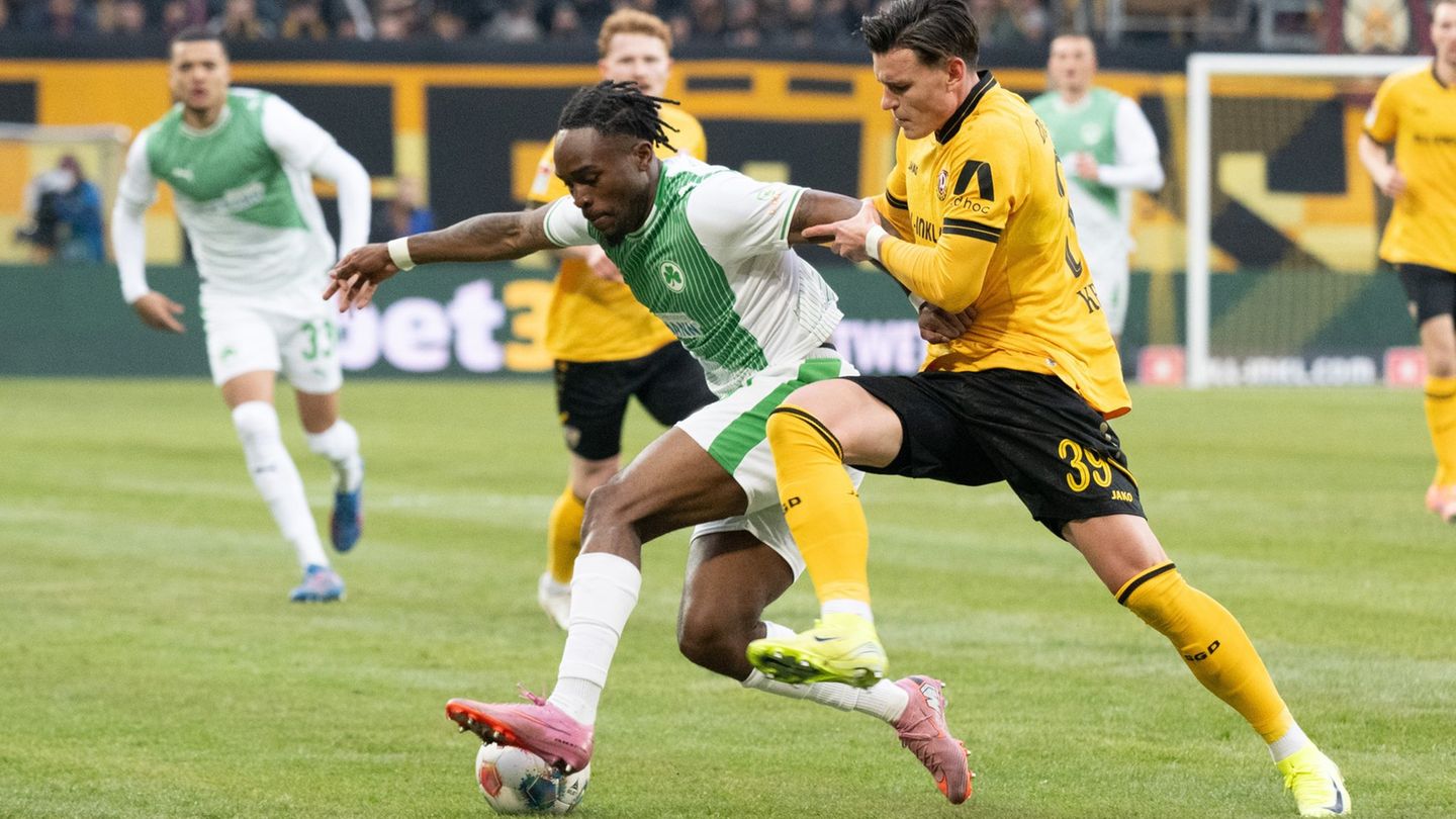 Noel Futkeu (M, SpVgg Greuther Fürth) im Zweikampf mit Thomas Keller (r, Dynamo Dresden). Der Dresdner traf zur Führung. Foto: S