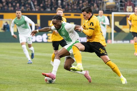 Noel Futkeu (M, SpVgg Greuther Fürth) im Zweikampf mit Thomas Keller (r, Dynamo Dresden). Der Dresdner traf zur Führung. Foto: S