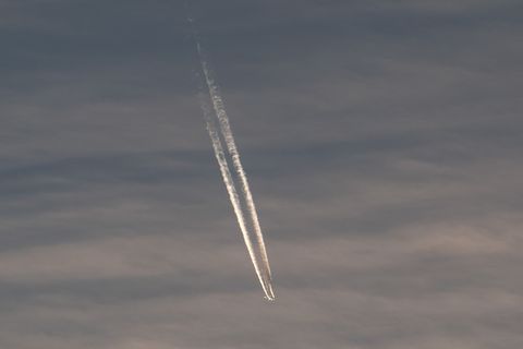 In Indonesien wird ein Flugzeug vermisst. (Symbolfoto) Foto: Federico Gambarini/dpa