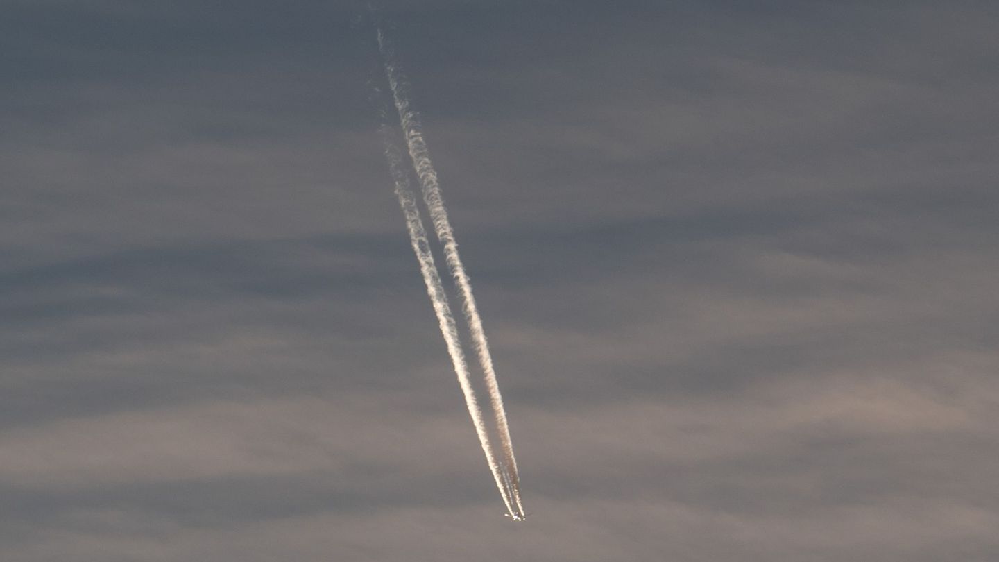 In Indonesien wird ein Flugzeug vermisst. (Symbolfoto) Foto: Federico Gambarini/dpa