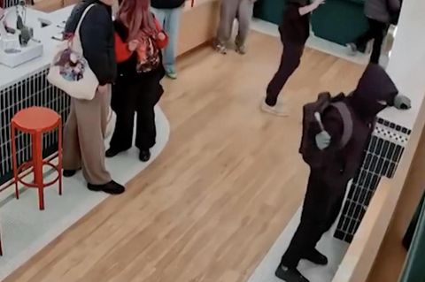 Bewaffnete Männer stürmen Laden – um Pokémon-Karten zu klauen