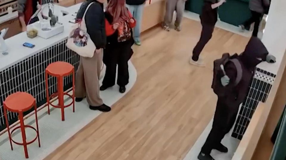 Bewaffnete Männer stürmen Laden – um Pokémon-Karten zu klauen