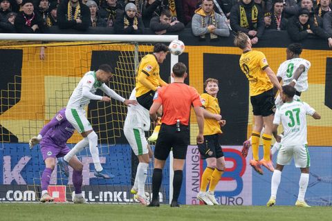 Thomas Keller (M, Dynamo Dresden) trifft per Kopfball zum 1:0. Foto: Sebastian Kahnert/dpa