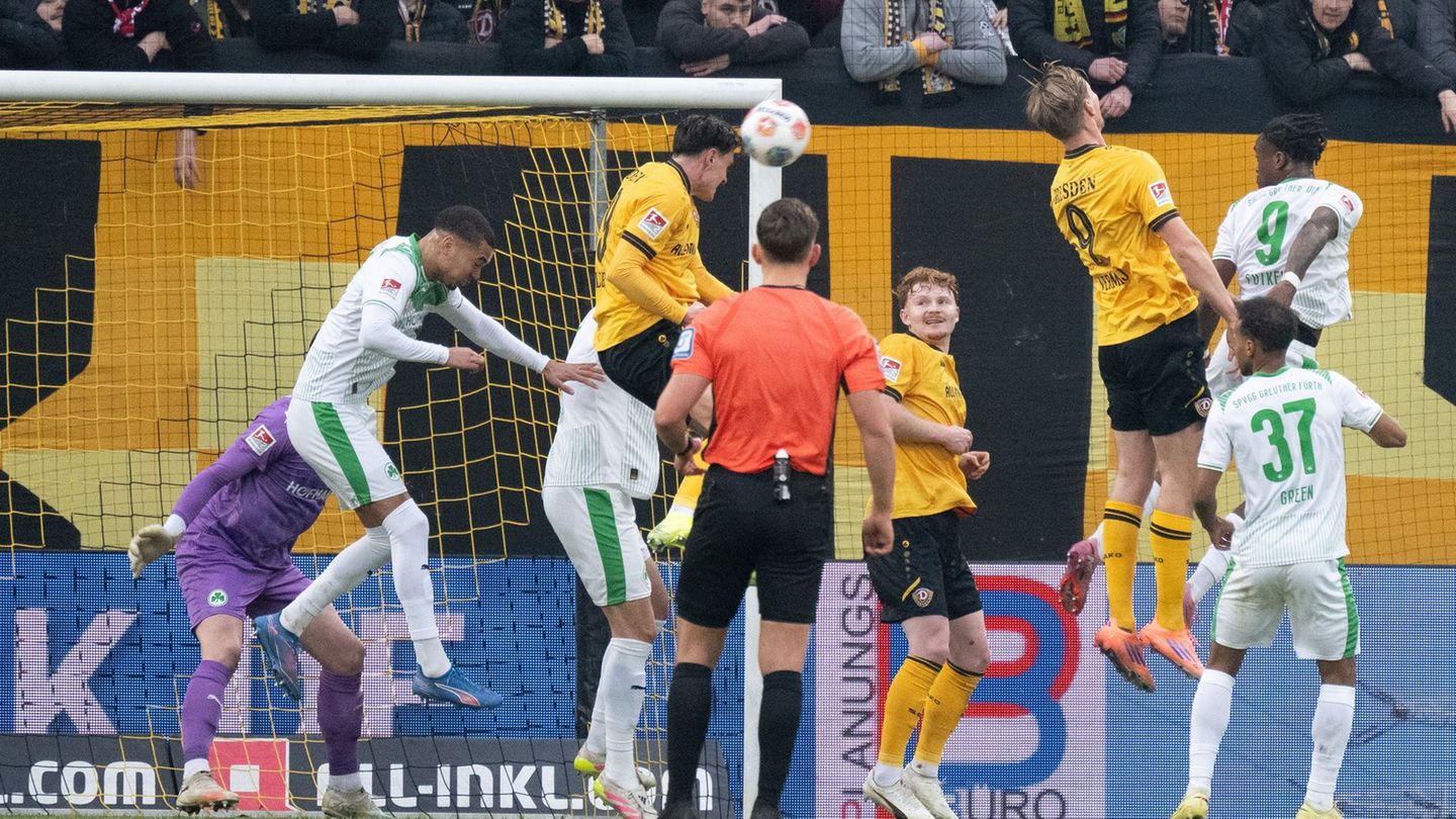 Thomas Keller (M, Dynamo Dresden) trifft per Kopfball zum 1:0. Foto: Sebastian Kahnert/dpa