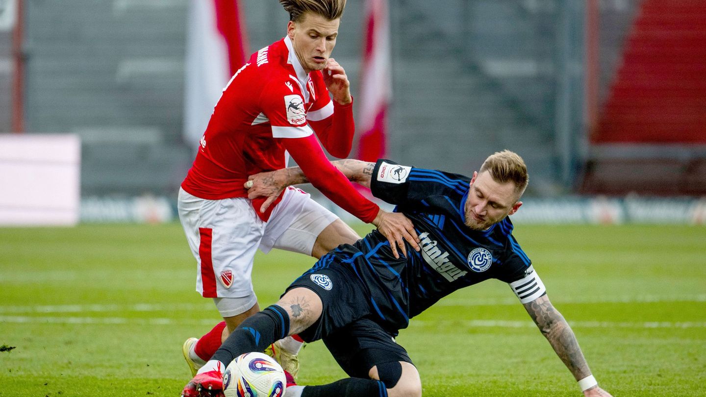 Moritz Hannemann (l) erzielte die Führung für Cottbus in Saarbrücken. (Archivbild) Foto: Julius Frick/dpa