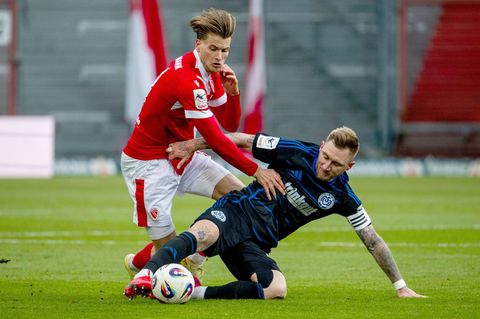 Moritz Hannemann (l) erzielte die Führung für Cottbus in Saarbrücken. (Archivbild) Foto: Julius Frick/dpa