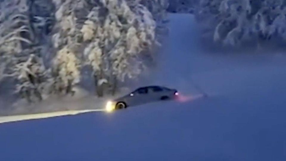 Autofahrer rast geöffnete blaue Skipiste hinab – Video zeigt gefährliche Fahrt