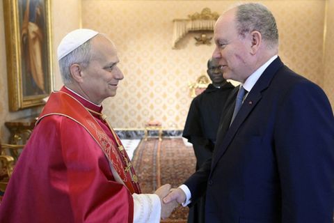 Papst Leo empfing Fürst Albert, der auf der Wange eine sichtbare Narbe trug.