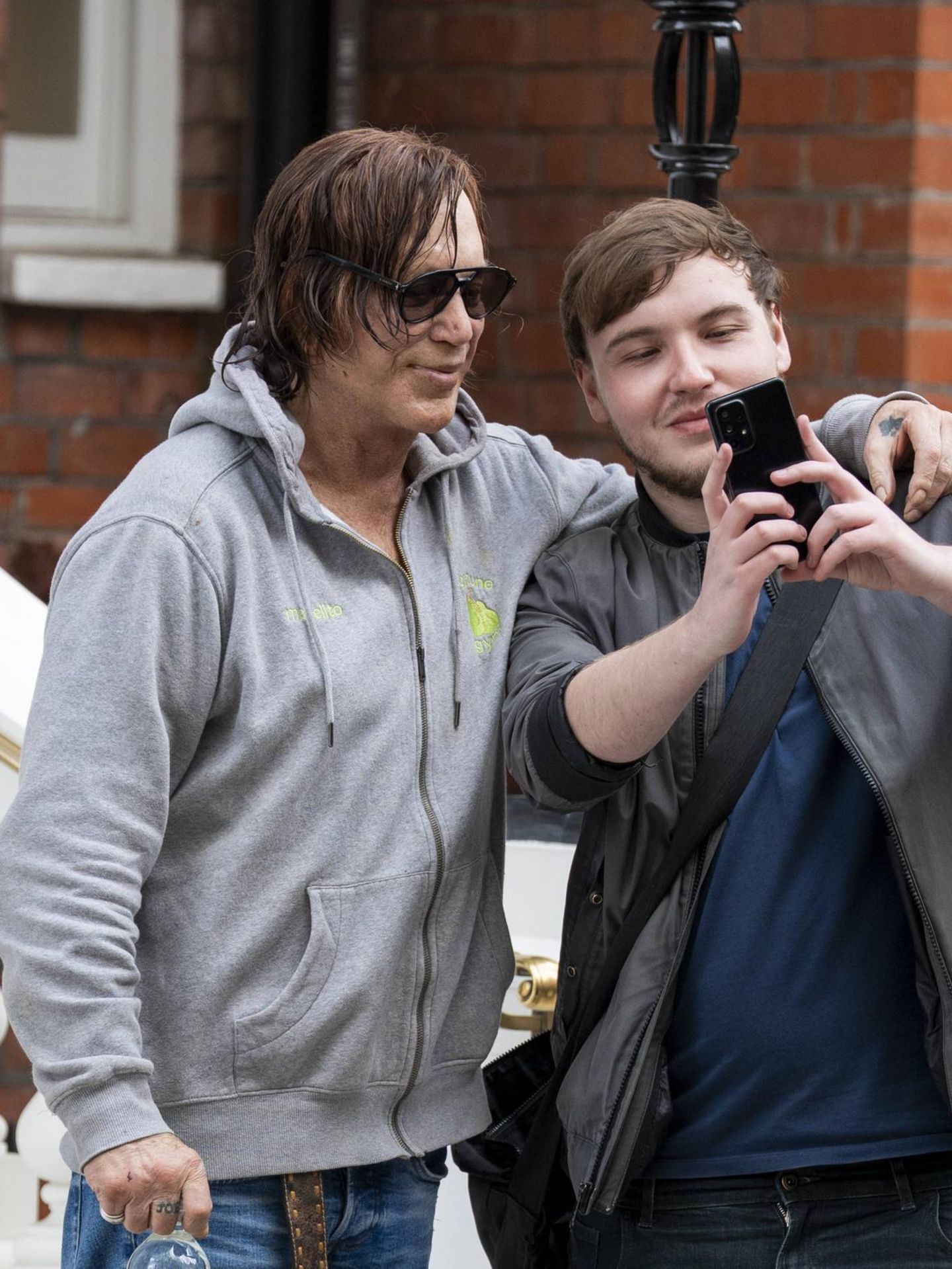 Mickey Rourke macht ein Selfie mit einem Fan