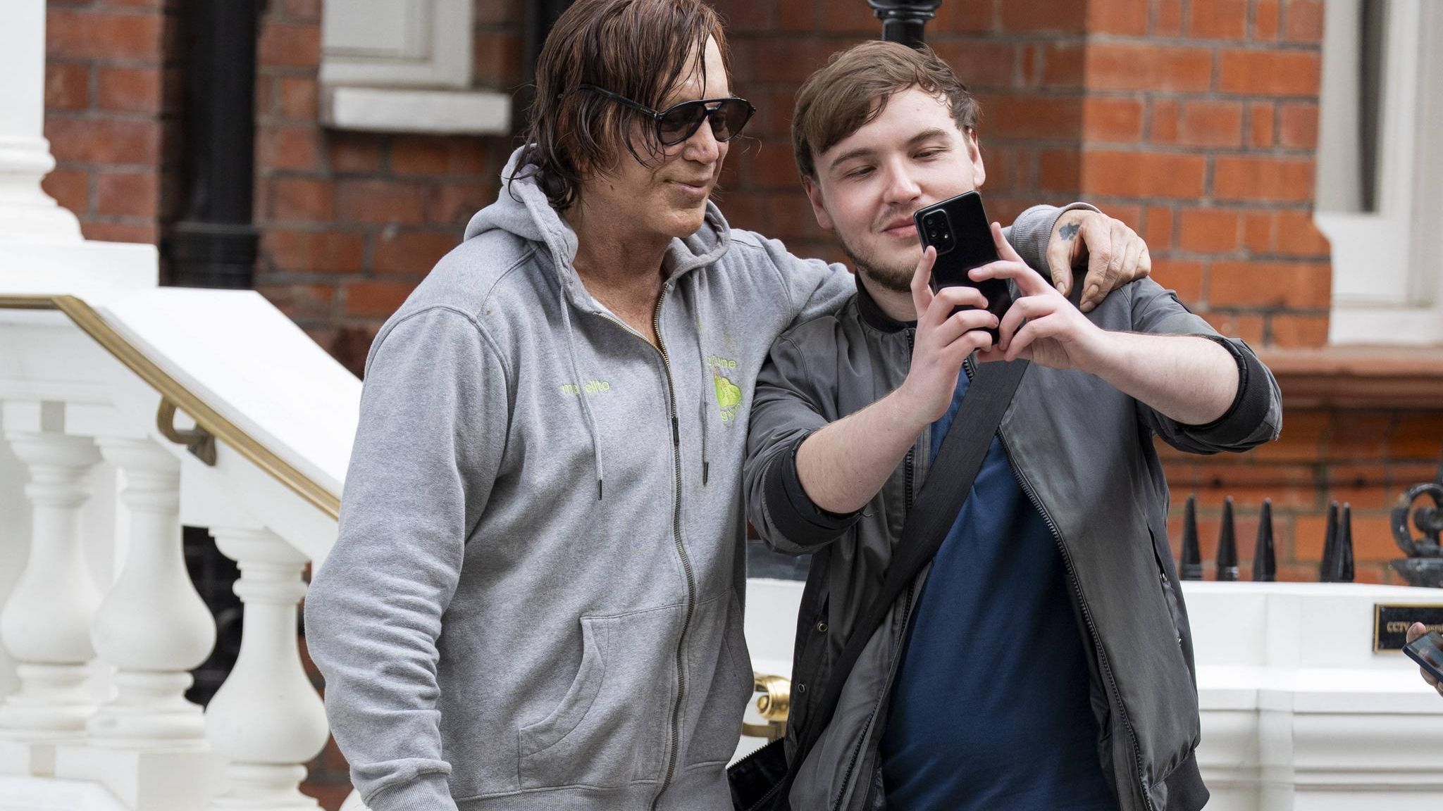 Mickey Rourke macht ein Selfie mit einem Fan