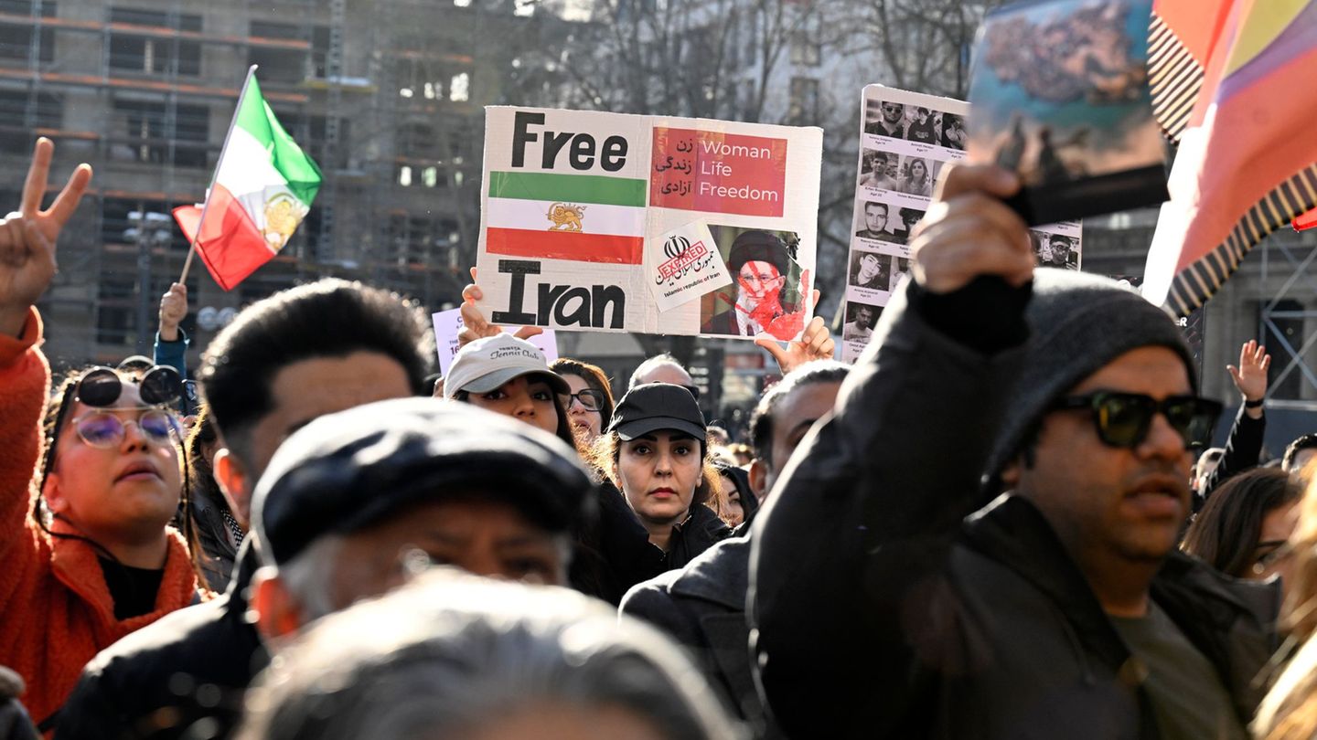 In mehreren Städten in NRW gingen Menschen auf die Straße. Foto: Roberto Pfeil/dpa