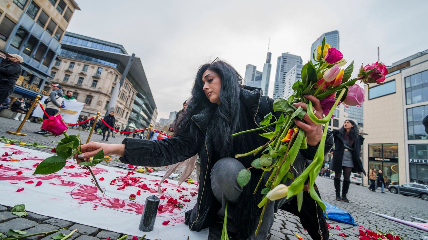 Rund 600 Menschen sind gegen das Regime im Iran auf die Straße gegangen. Foto: Andreas Arnold/dpa