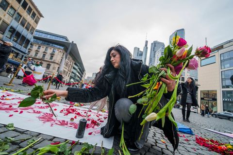 Rund 600 Menschen sind gegen das Regime im Iran auf die Straße gegangen. Foto: Andreas Arnold/dpa