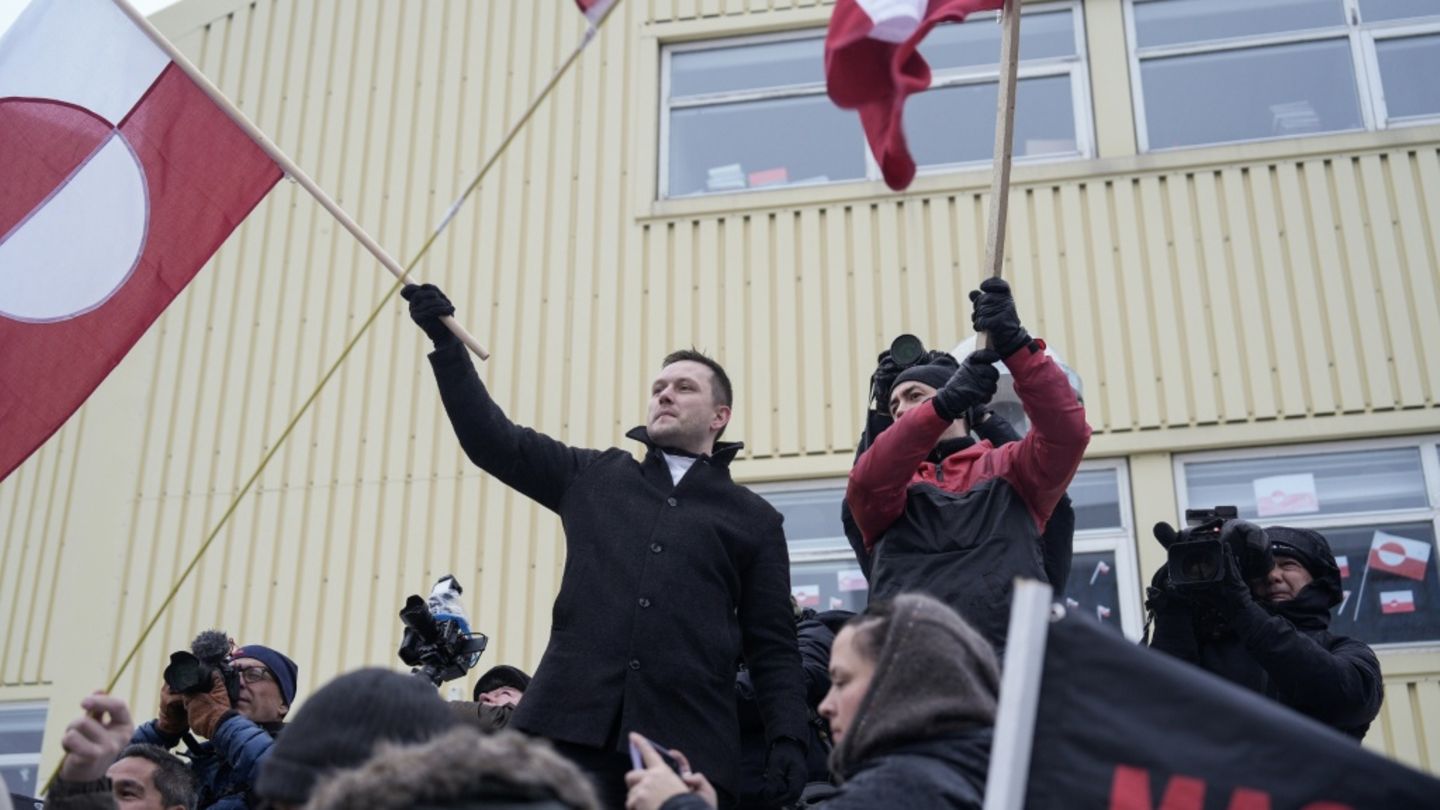 Grönlands Regierungschef Nielsen (l) bei Demonstration in Nuuk