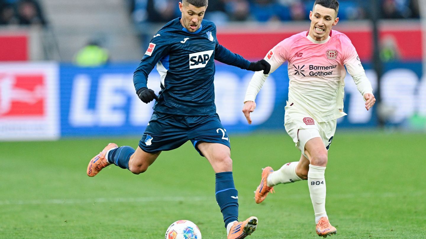 Bayer und Grimaldo (r.) rennen gegen Hoffenheim und Kramaric viel hinterher. Foto: Uwe Anspach/dpa