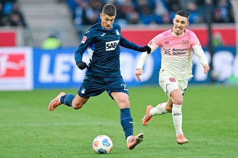Bayer und Grimaldo (r.) rennen gegen Hoffenheim und Kramaric viel hinterher. Foto: Uwe Anspach/dpa