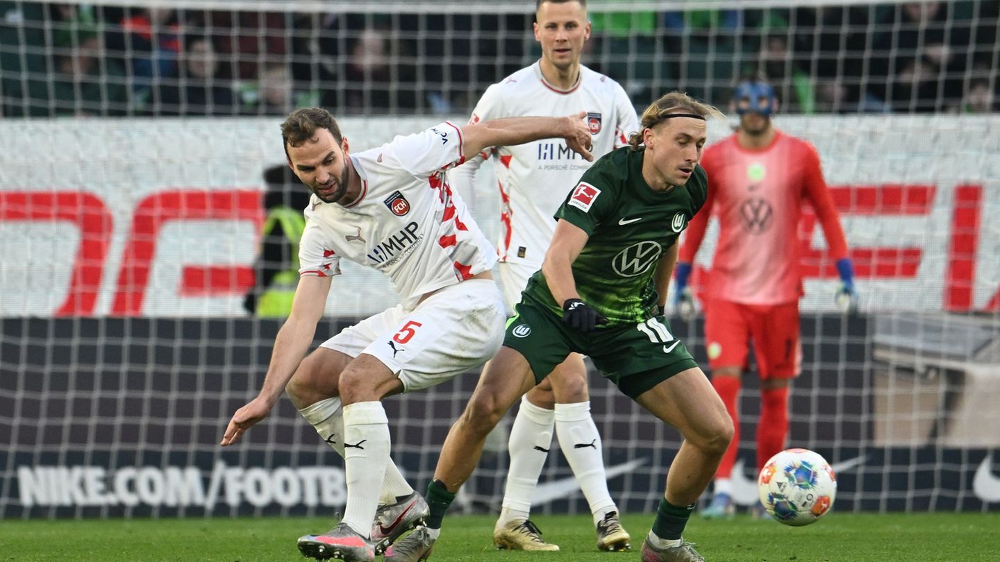 Wolfsburgs Lovro Majer (r) wird vom Heidenheimer Benedikt Gimber bedrängt. Foto: Swen Pförtner/dpa