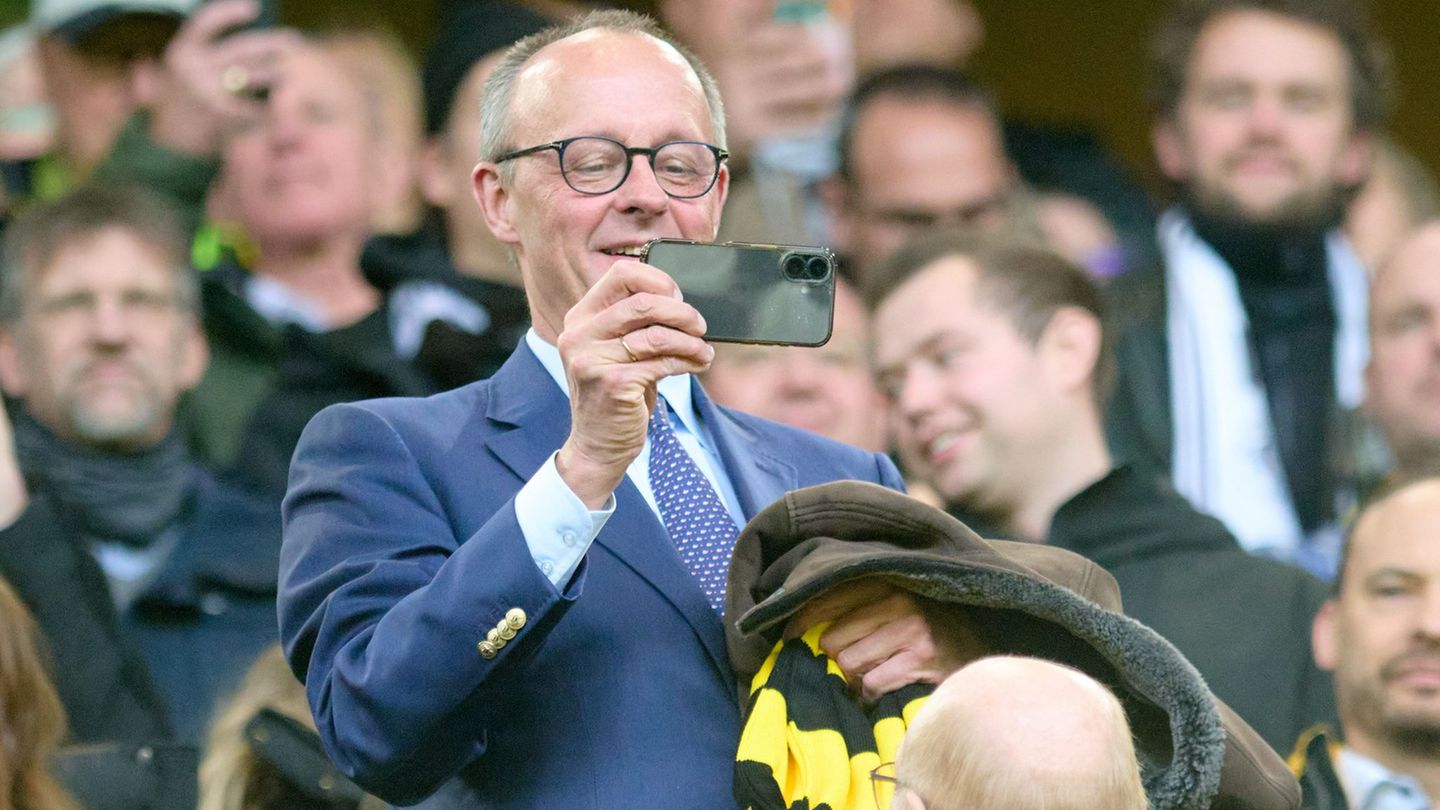 Der Kanzler bekommt einen BVB-Sieg zu sehen. Foto: Bernd Thissen/dpa