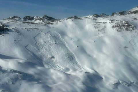 Im Raum Bad Hofgastein gab es einen Lawinenabgang - eine Frau starb in den Schneemassen. Foto: Unbekannt/BERGRETTUNG SALZBURG/AP