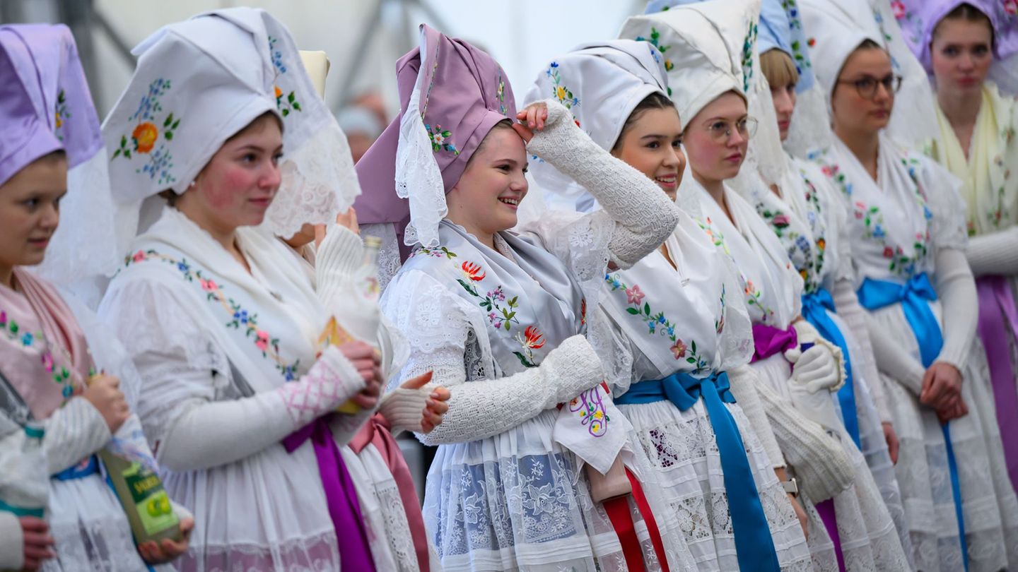 Junge Frauen in traditioneller wendischer Festtagstracht feiern bei einem Fastnachtsumzug. Foto: Patrick Pleul/dpa