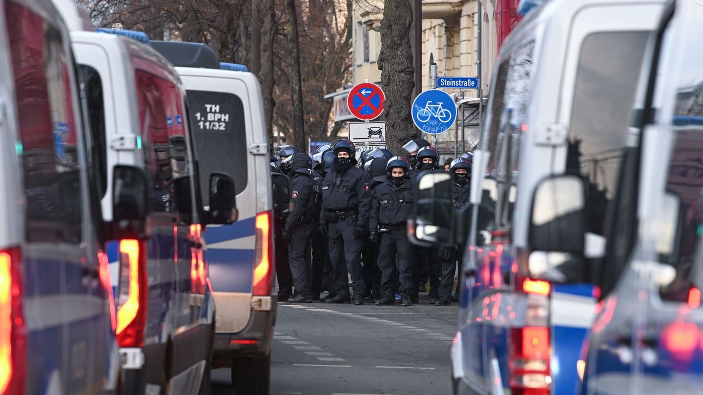 Polizei begleitet am Samstag mehrere Versammlungen rund um das Connewitzer Kreuz in Leipzig Foto: Heiko Rebsch/dpa