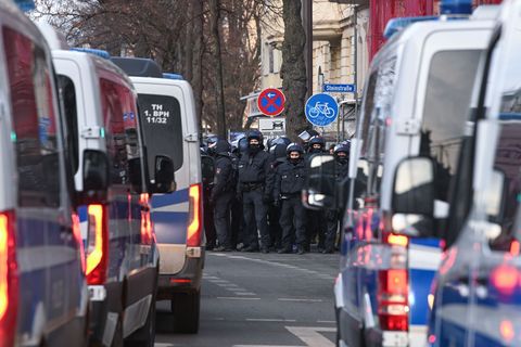 Polizei begleitet am Samstag mehrere Versammlungen rund um das Connewitzer Kreuz in Leipzig Foto: Heiko Rebsch/dpa