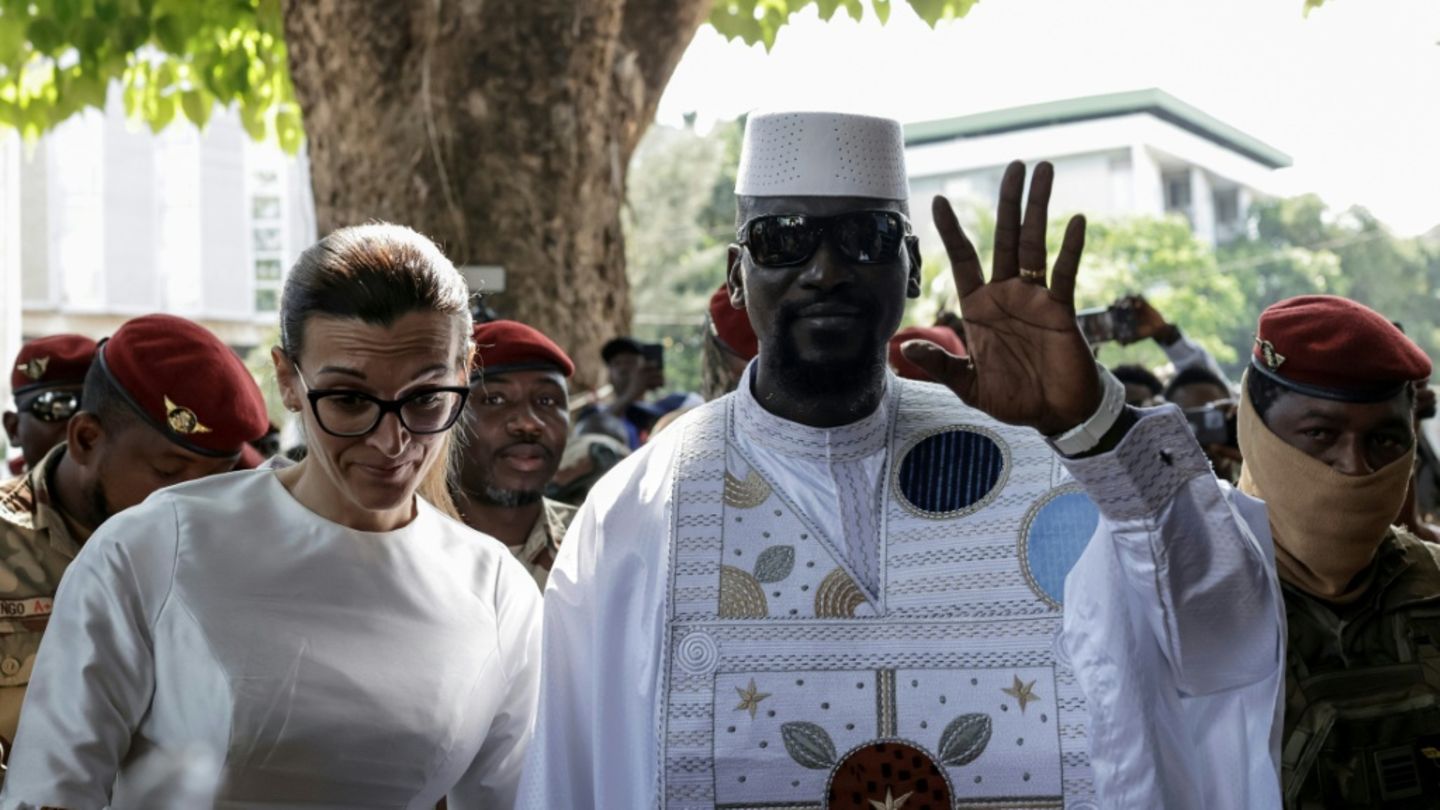 Mamadi Doumbouya am Wahltag mit seiner Frau Lauriane Doumbouya