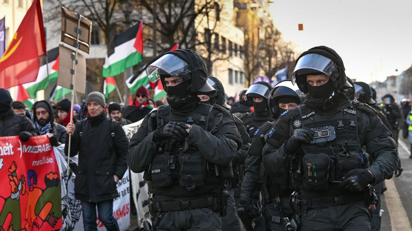 Innenminister Armin Schuster (CDU) verschafft sich vor Ort ein Bild von der Demonstrationslage in Leipzig Foto: Heiko Rebsch/dpa