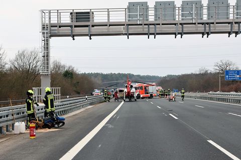 Bei einem Unfall auf der A3 wird ein Motorradfahrer lebensgefährlich verletzt. Wenig später stirbt der 20-Jährige. Foto: Ralf He