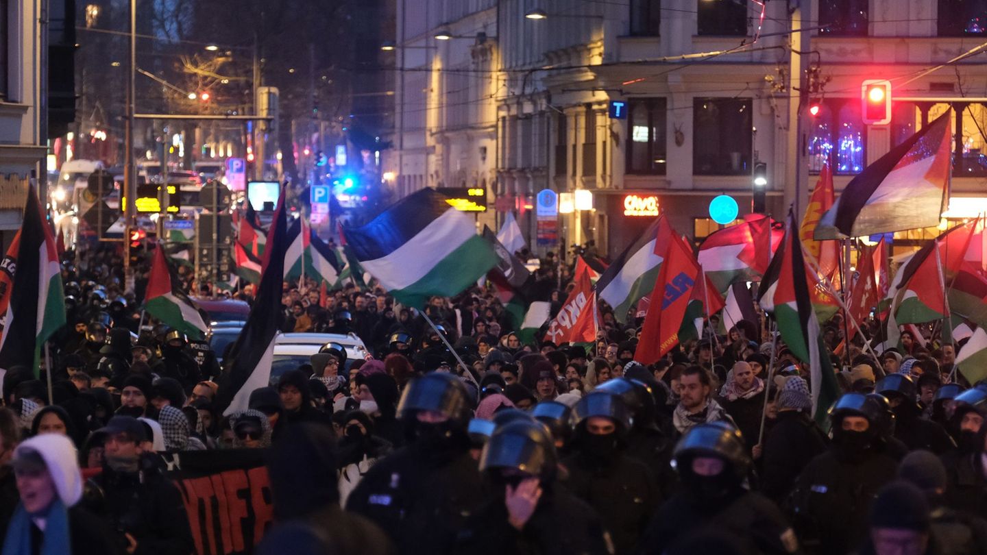 Nach der Abschlusskundgebung am Augustusplatz endet am Samstagabend die propalästinensische Demonstration in Leipzig Foto: Sebas