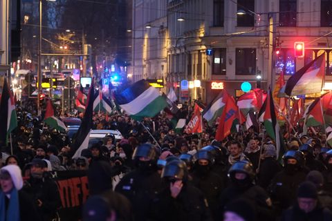 Nach der Abschlusskundgebung am Augustusplatz endet am Samstagabend die propalästinensische Demonstration in Leipzig Foto: Sebas