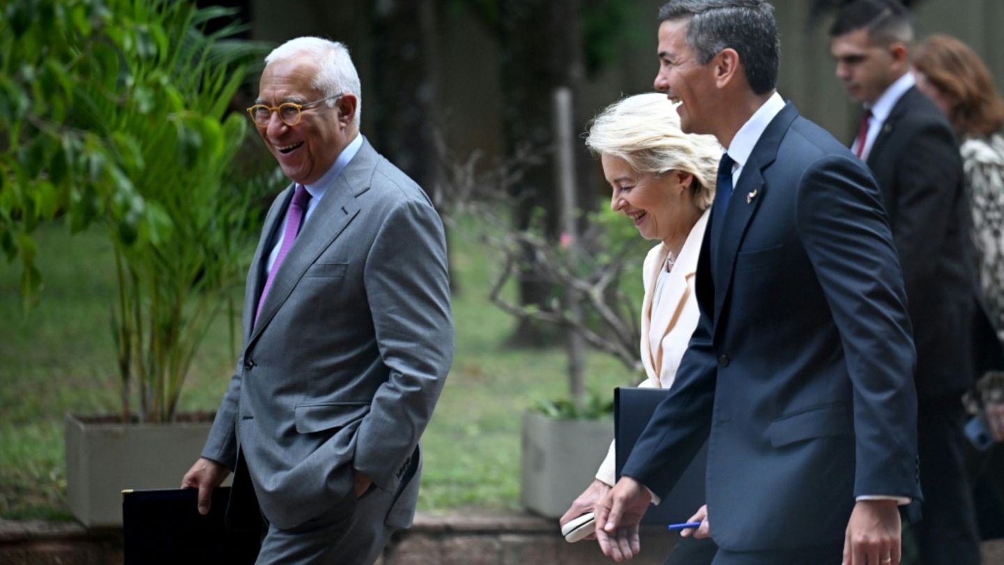 Costa (l.) und von der Leyen in Paraguay