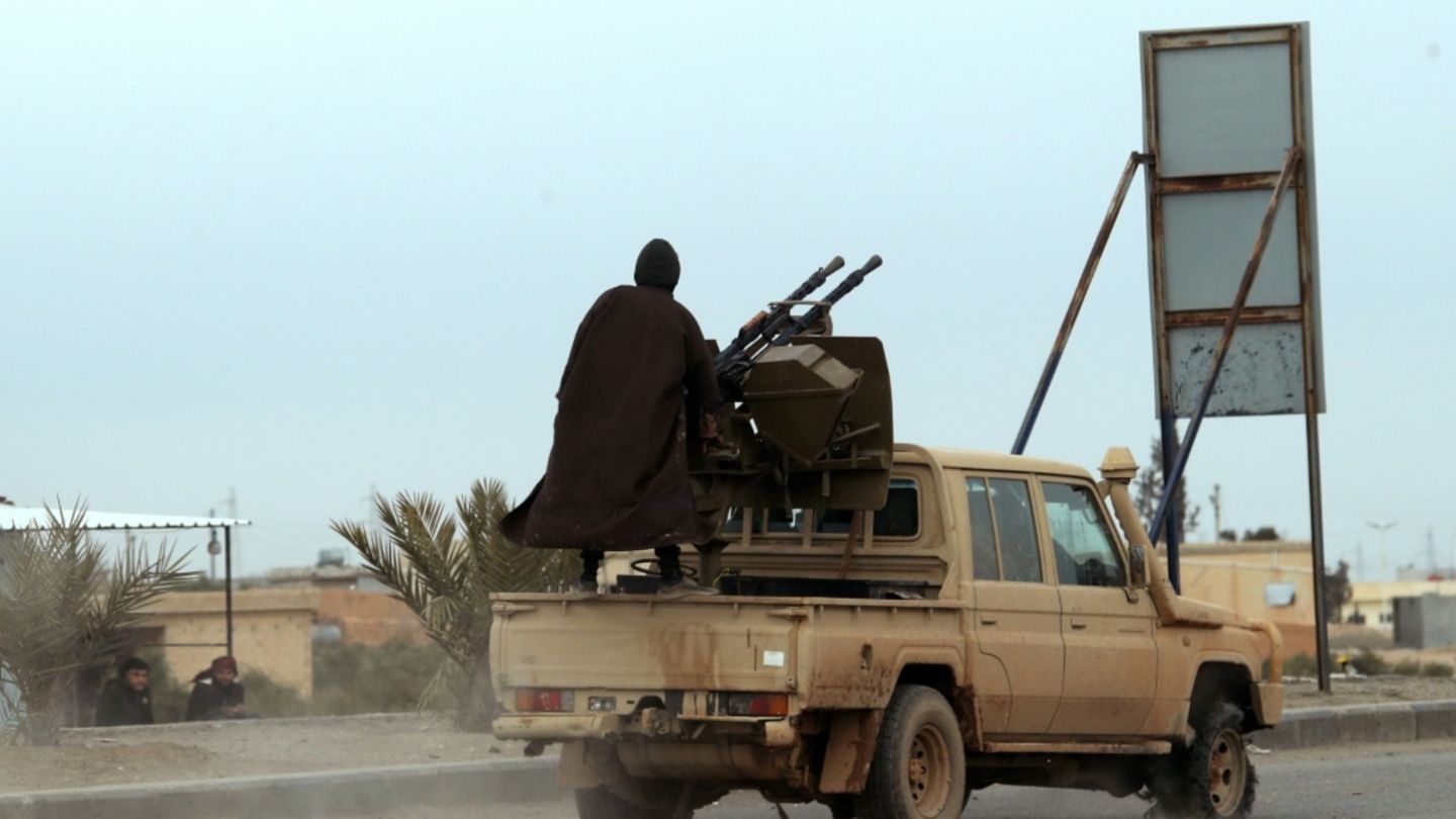 Kurdische Kämpfer und die Armee stehen sich in Syrien gegenüber