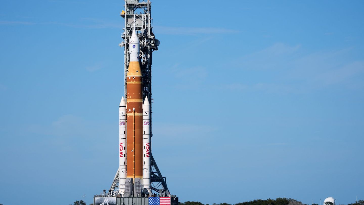 Zunächst zu Testzwecken hat die Nasa das Raketensystem auf den Startplatz gebracht. Foto: John Raoux/AP/dpa