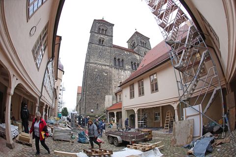 Eine Heißschaumlöschanlage soll das Welterbe auf dem Stiftsberg in Quedlinburg schützen. Foto: Matthias Bein/dpa