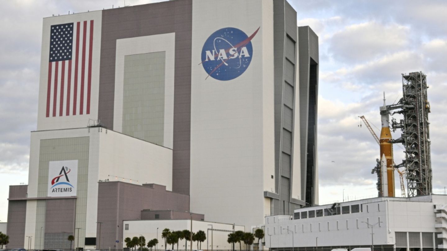 Rakete-f-r-letzte-Tests-vor-Nasa-Mondmission-Artemis-2-in-Stellung-gebracht