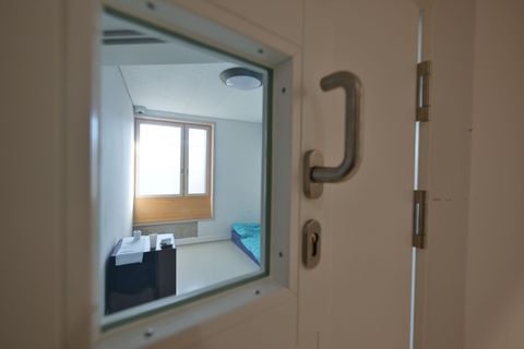 Die Tapete in dem Zimmer wurde teils abgerissen. Foto: Felix Kästle/dpa