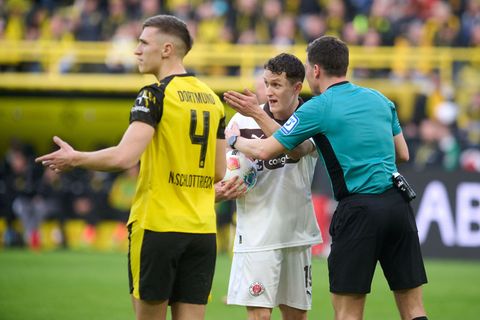 Ein hartes Foul von BVB-Verteidiger Nico Schlotterbeck wurde nur mit Gelb geahndet. Foto: Bernd Thissen/dpa