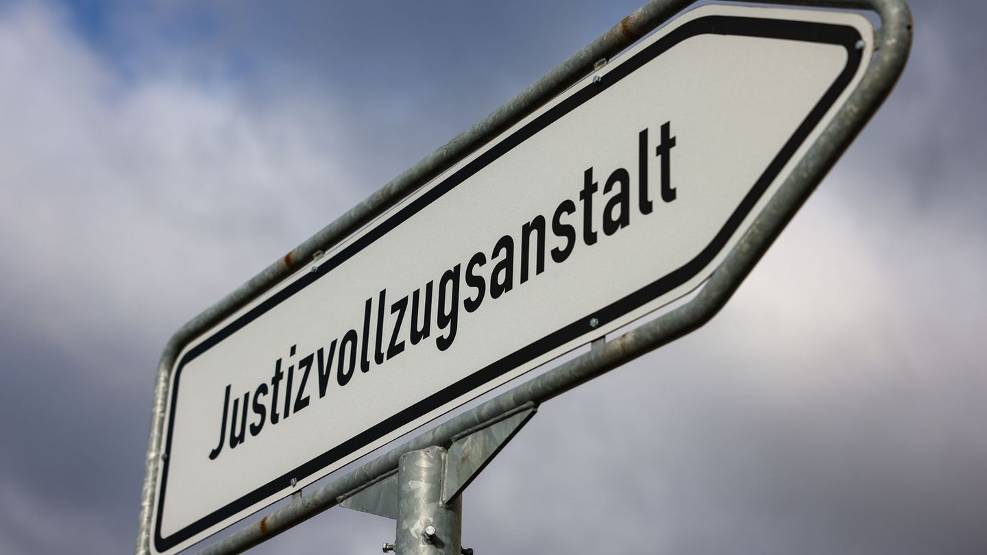 Wer eine Geldstrafe nicht bezahlen kann oder will, muss in Haft. Daran gibt es Kritik. (Symbolbild) Foto: Jan Woitas/dpa