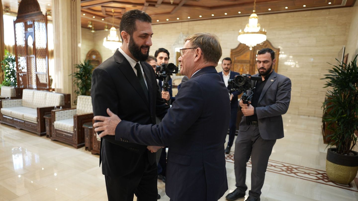 Im Oktober traf Außenminister Johann Wadephul (CDU) den syrischen Übergangspräsidenten, Ahmed al-Scharaa, in Damaskus. (Archivfo