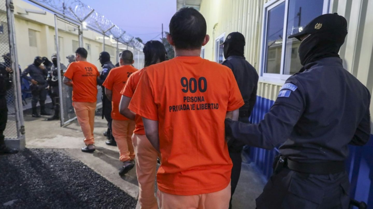 Foto handout del ministerio de Interior de Guatemala donde se ve el traslado de pandilleros a la cárcel de máxima seguridad Reno