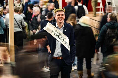 In den Hallen der Grünen Woche ragt er mit seiner Größe von 2,04 Meter heraus: Brandenburgs Erntekönig Christian Braune. Foto: B