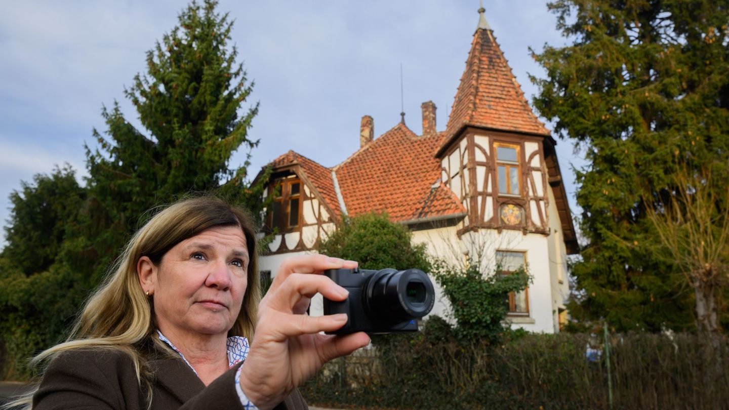 "Location Scout" Andrea Giesel steht vor einer Villa in Hannover, die sie für mögliche Dreharbeiten besichtigt hat. Foto: Julian
