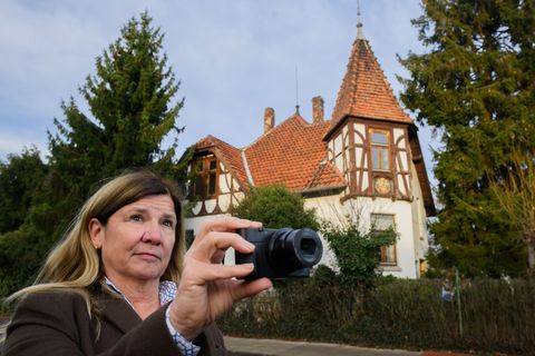 "Location Scout" Andrea Giesel steht vor einer Villa in Hannover, die sie für mögliche Dreharbeiten besichtigt hat. Foto: Julian