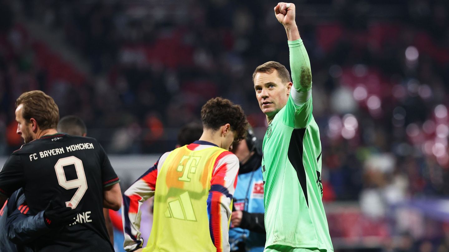 Bayern-Torwart Manuel Neuer jubelt über den nächsten Kantersieg. Foto: Jan Woitas/dpa