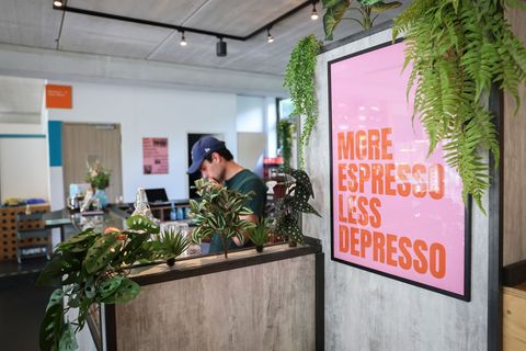 Nach einer neuen Umfrage wollen viele jüngere Menschen das Leben genießen, anstatt sich nur bei der Arbeit abzumühen. (Symbolbil