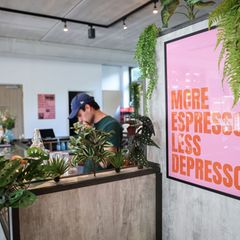 Nach einer neuen Umfrage wollen viele jüngere Menschen das Leben genießen, anstatt sich nur bei der Arbeit abzumühen. (Symbolbil