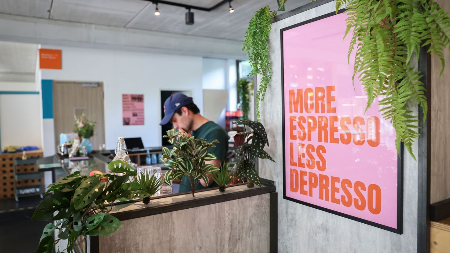 Nach einer neuen Umfrage wollen viele jüngere Menschen das Leben genießen, anstatt sich nur bei der Arbeit abzumühen. (Symbolbil