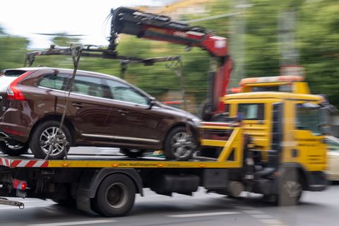 Die Zahl der abgeschleppten Autos ist in Hamburg gestiegen. (Archivfoto) Foto: Monika Skolimowska/dpa