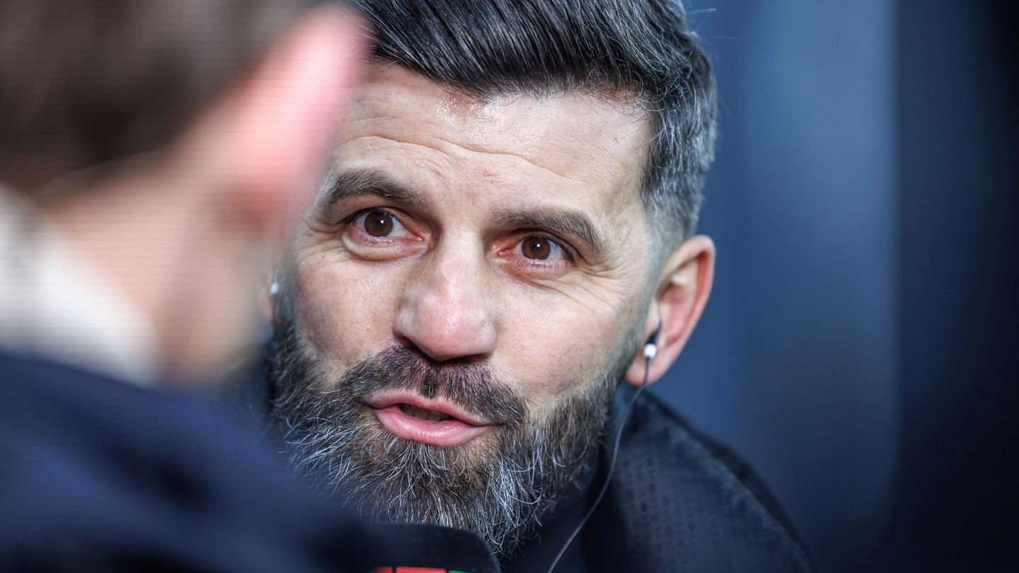 Schalkes Trainer Muslic hat mit Charme auf Transfergerüchte um Edin Dzeko reagiert. Foto: Andreas Gora/dpa